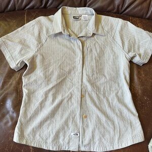 Cute short sleeve North Face light weight women’s shirt.
